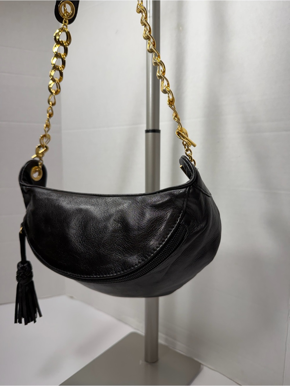 VINTAGE BOTTEGA VENETA Black Leather Shoulder Bag with Gold Chain Strap - Picture 2 of 8